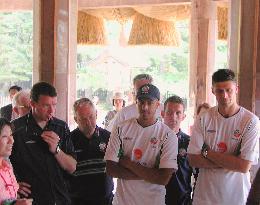 Irish soccer players visit Izumo Shrine